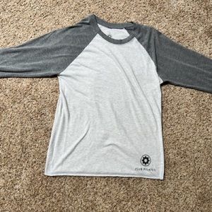 Peace Love Pilates baseball T. Size Small. Club pilates.
